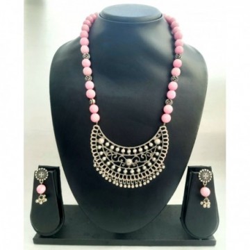 Beautiful Hand Made Necklace Set With Pendant