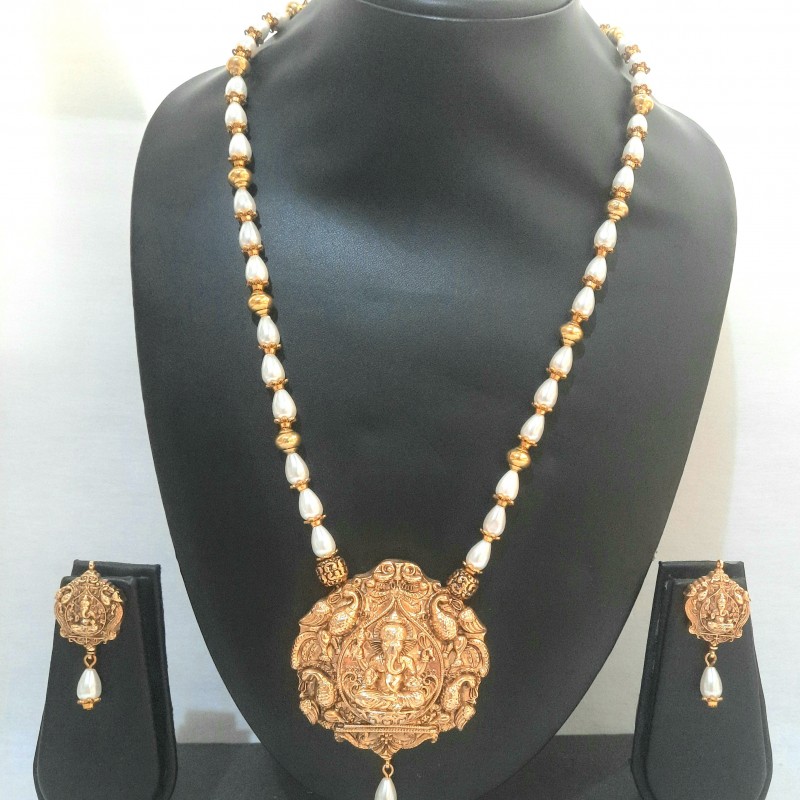 Hand Made Beautiful Gold Plated Pendant Set Hand Made Beautiful Gold Plated Pendant Set